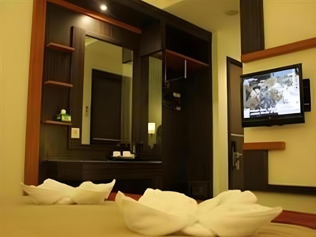 Travello Hotel Manado Exterior photo
