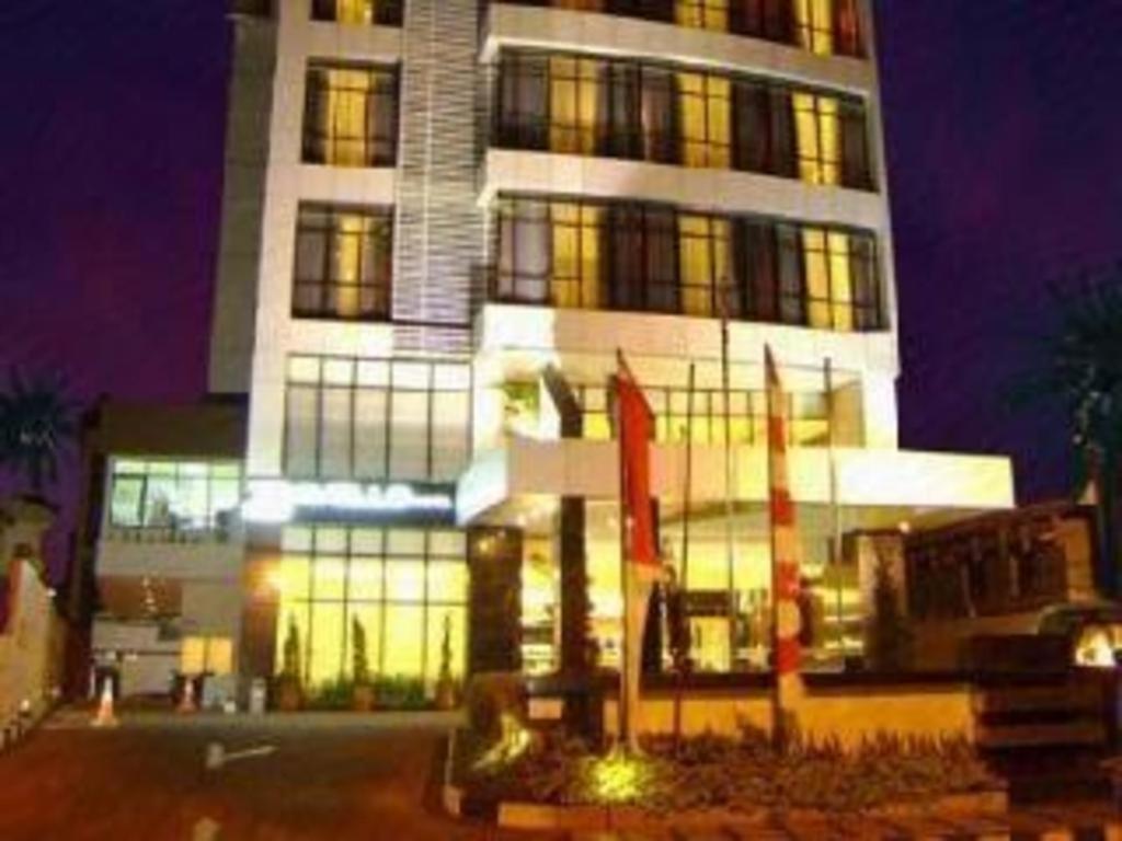 Travello Hotel Manado Exterior photo