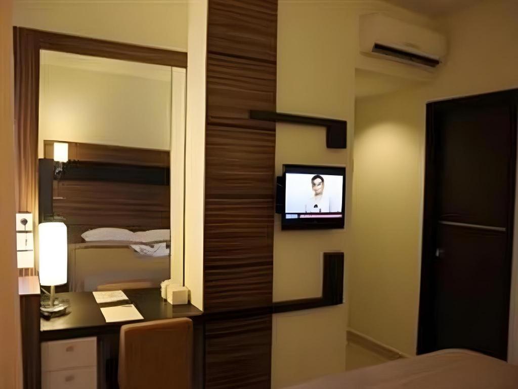 Travello Hotel Manado Exterior photo