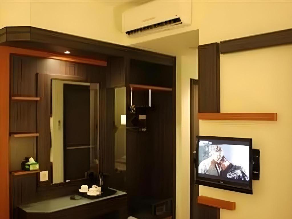 Travello Hotel Manado Exterior photo