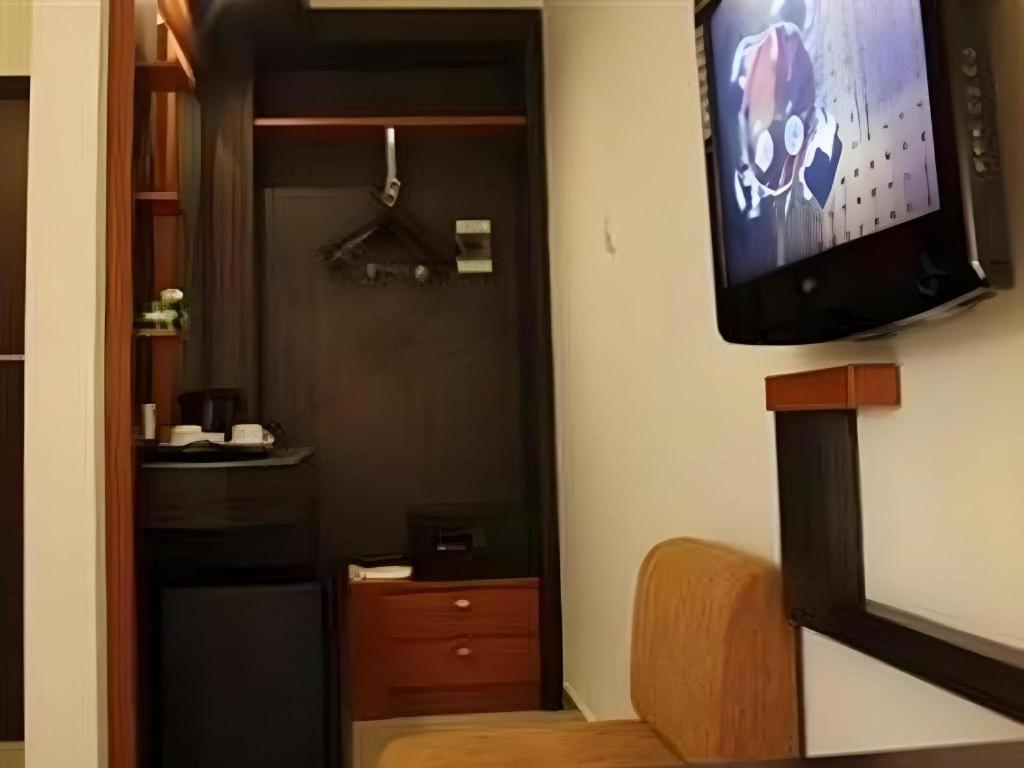 Travello Hotel Manado Exterior photo