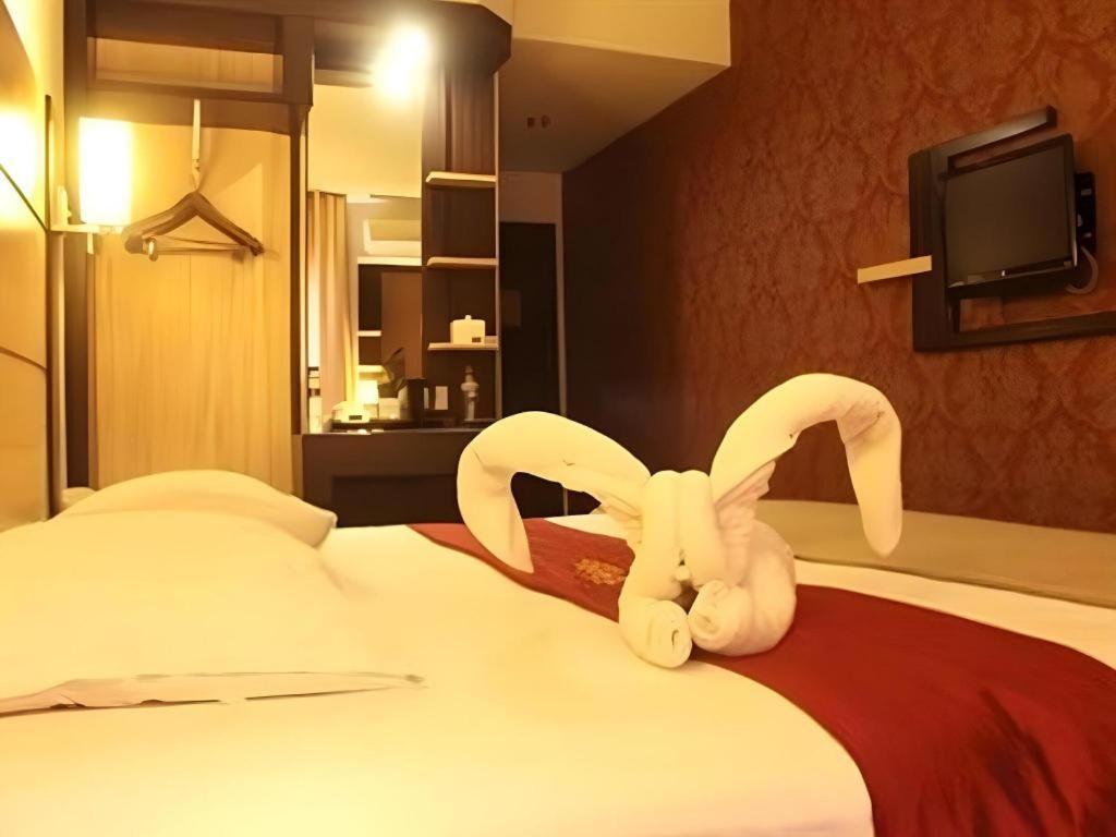 Travello Hotel Manado Exterior photo