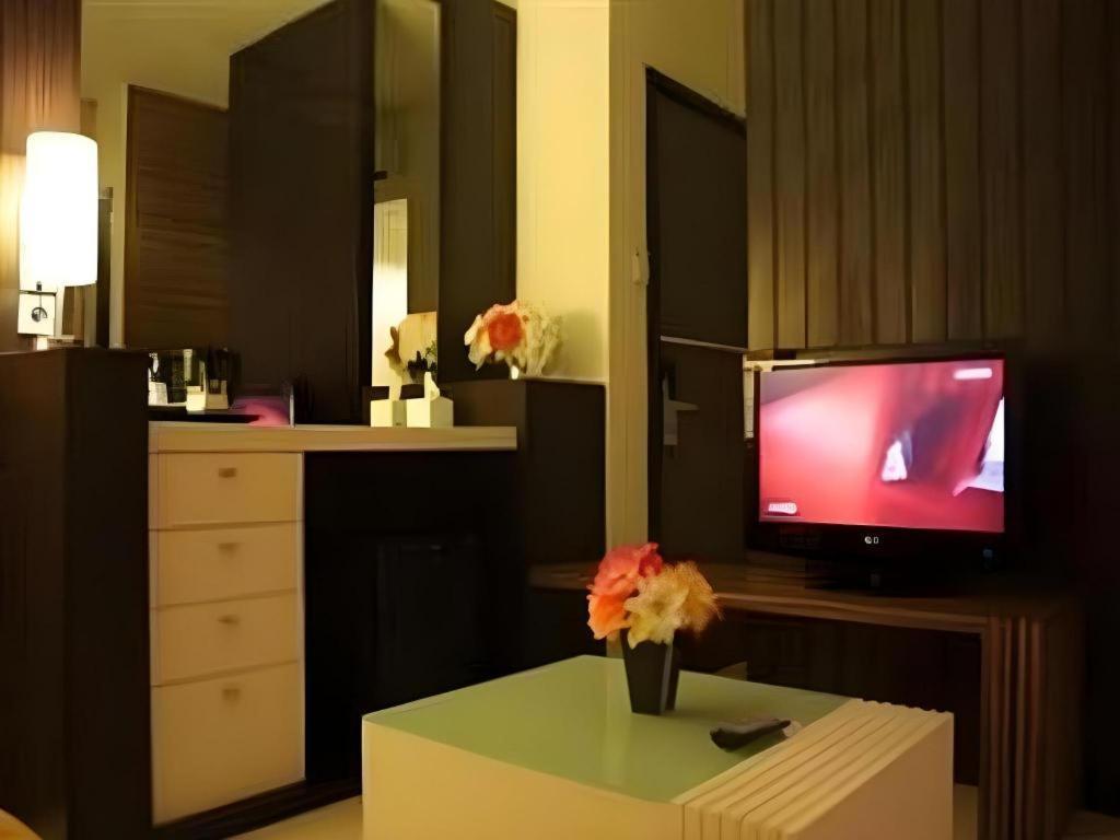 Travello Hotel Manado Exterior photo