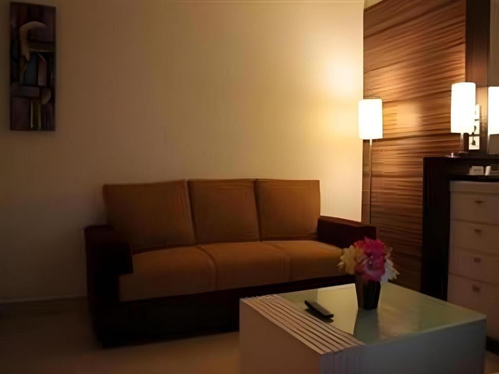 Travello Hotel Manado Exterior photo