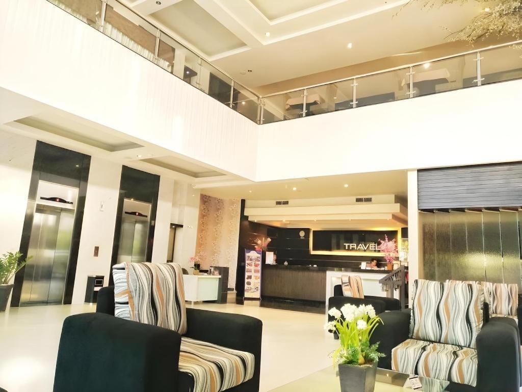 Travello Hotel Manado Exterior photo