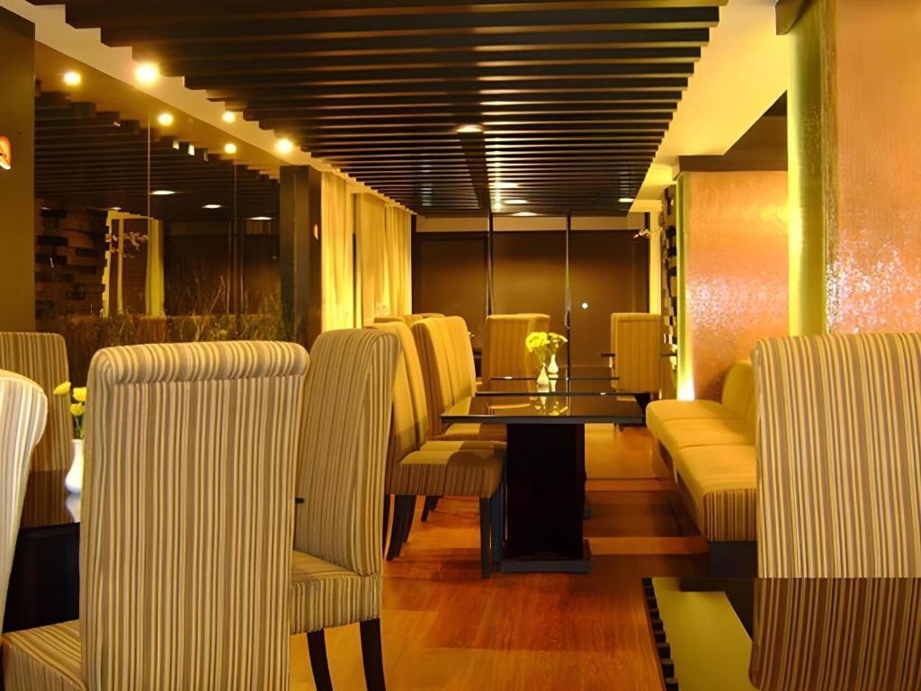 Travello Hotel Manado Exterior photo
