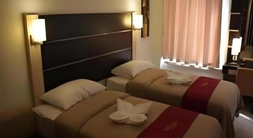 Travello Hotel Manado Exterior photo