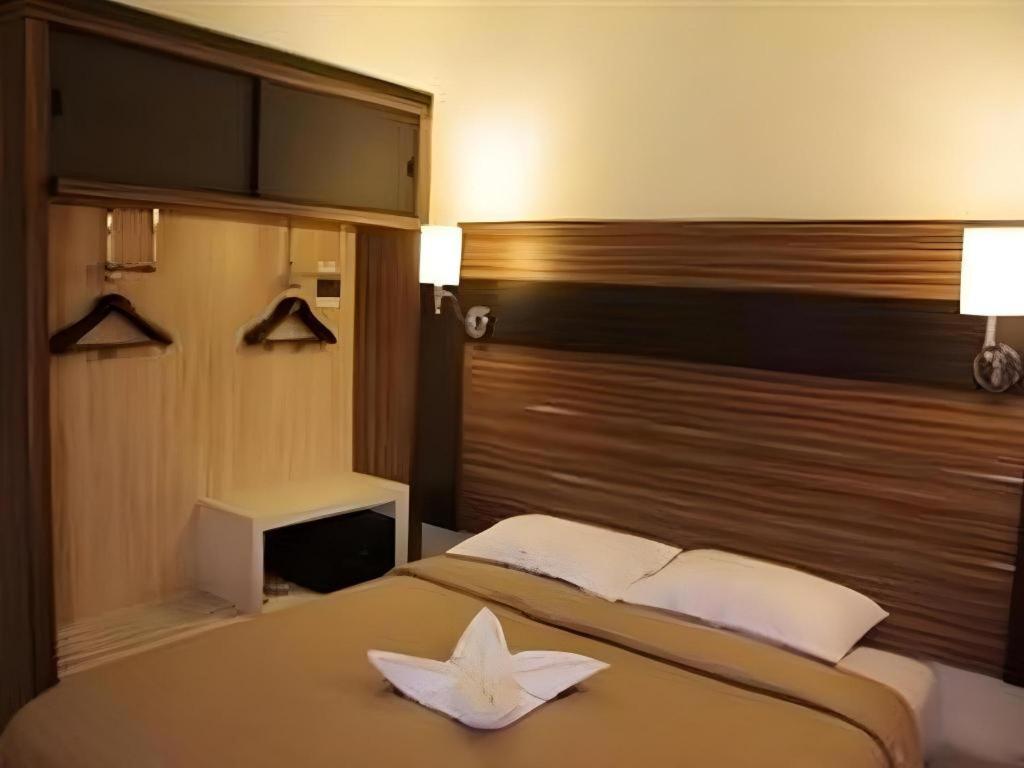 Travello Hotel Manado Exterior photo
