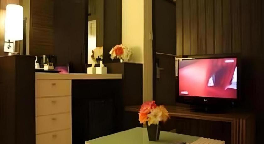 Travello Hotel Manado Exterior photo