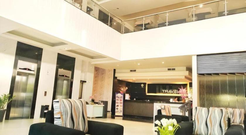 Travello Hotel Manado Exterior photo