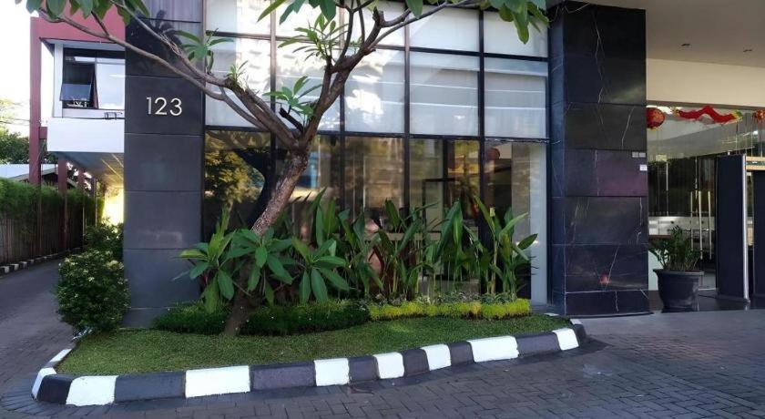 Travello Hotel Manado Exterior photo