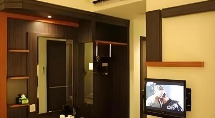 Travello Hotel Manado Exterior photo