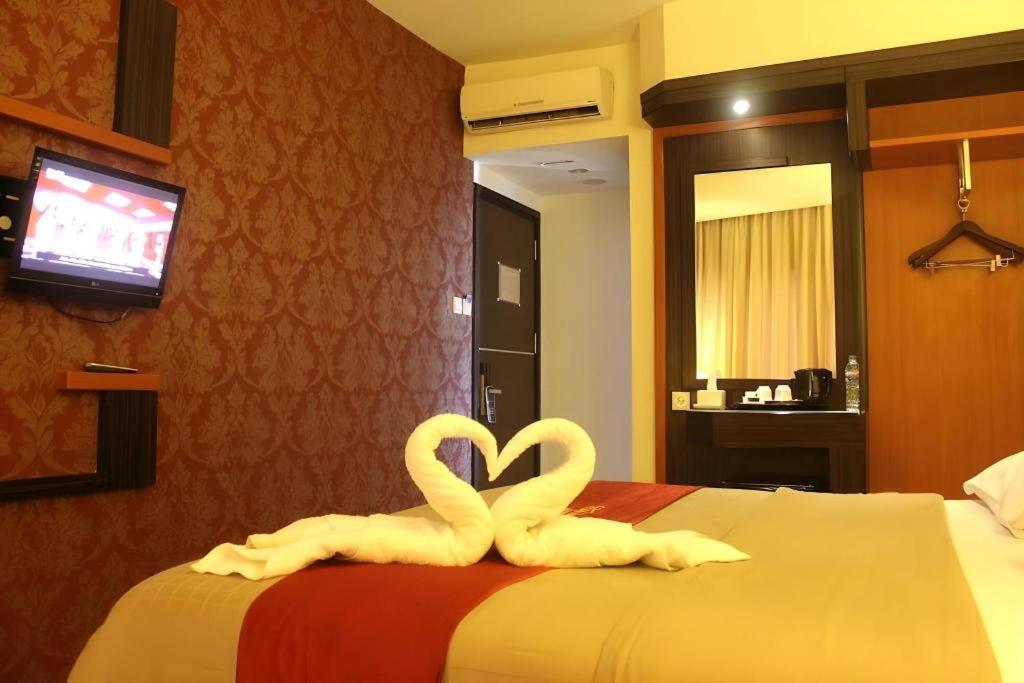 Travello Hotel Manado Exterior photo