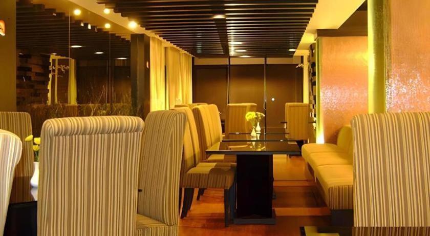 Travello Hotel Manado Exterior photo