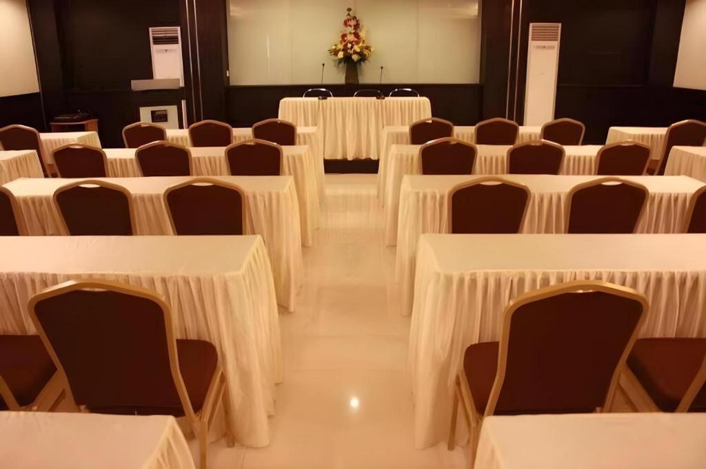 Travello Hotel Manado Exterior photo