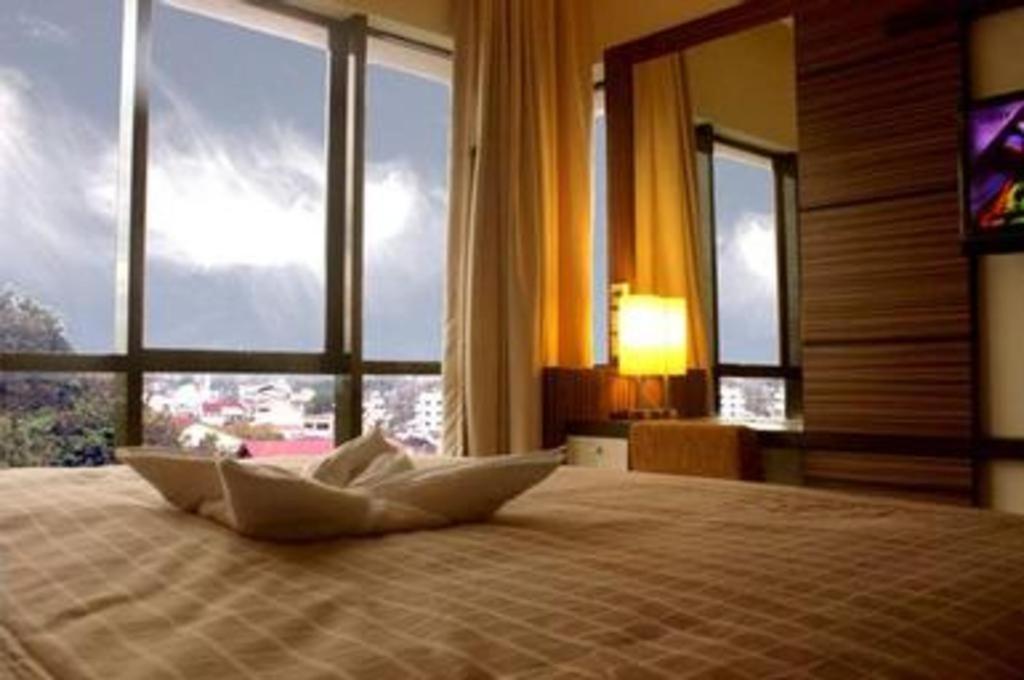 Travello Hotel Manado Exterior photo