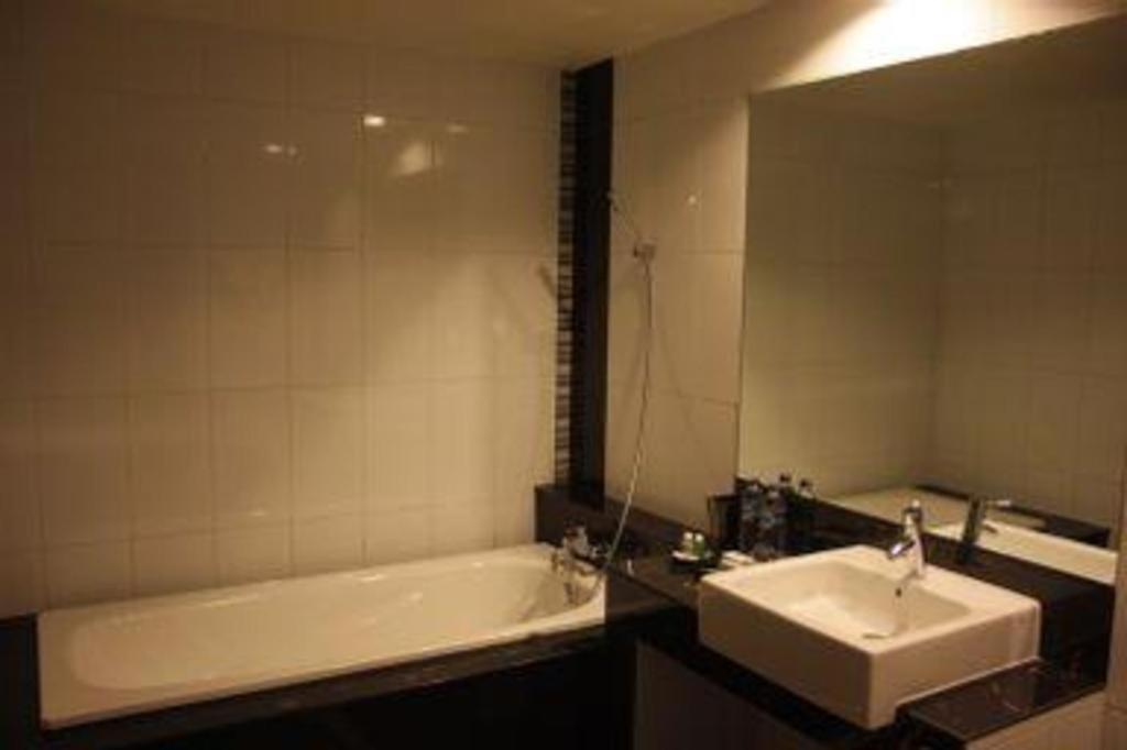 Travello Hotel Manado Exterior photo