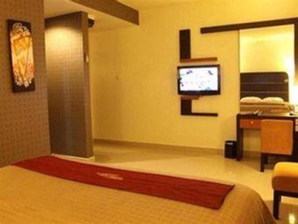 Travello Hotel Manado Exterior photo