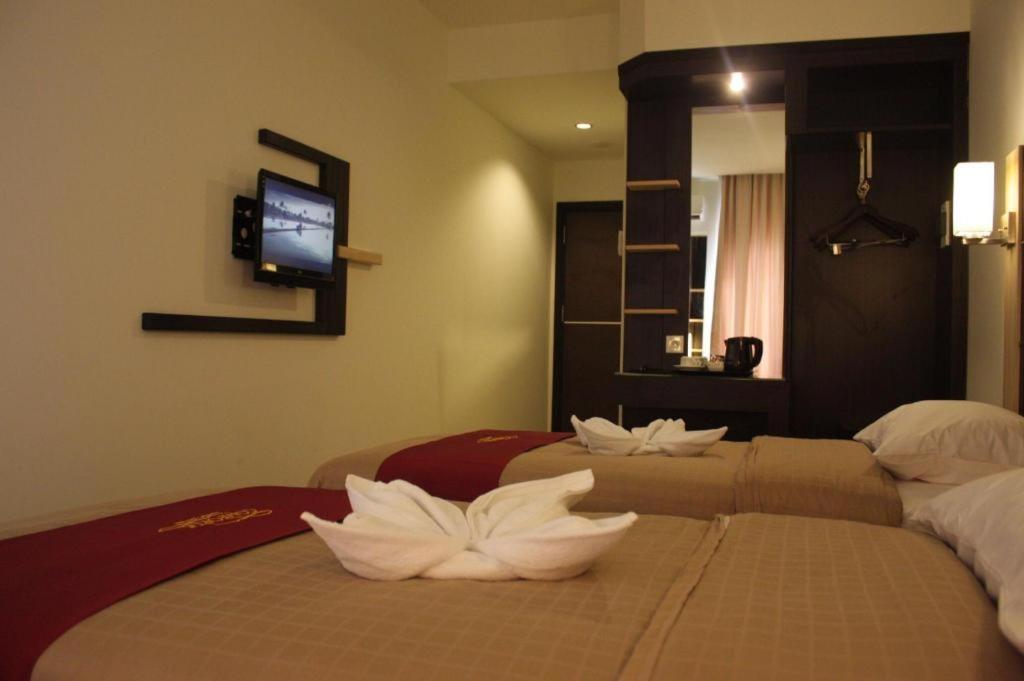Travello Hotel Manado Exterior photo