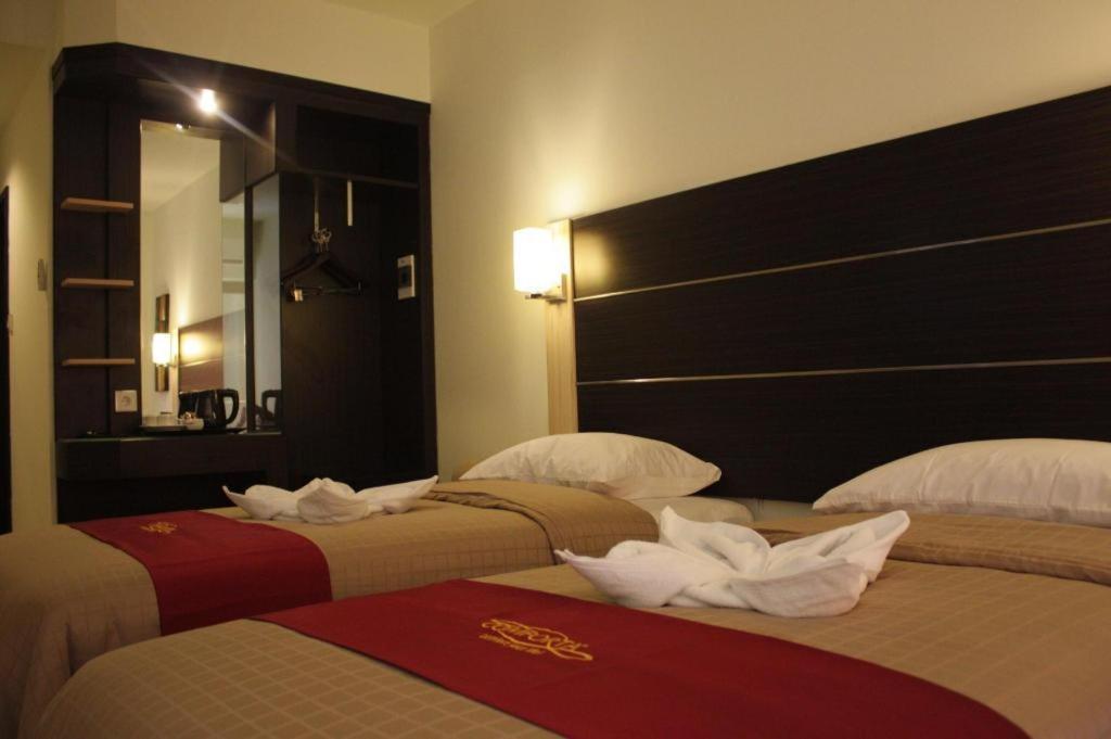 Travello Hotel Manado Exterior photo