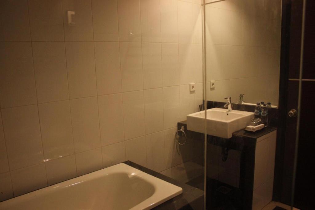 Travello Hotel Manado Exterior photo