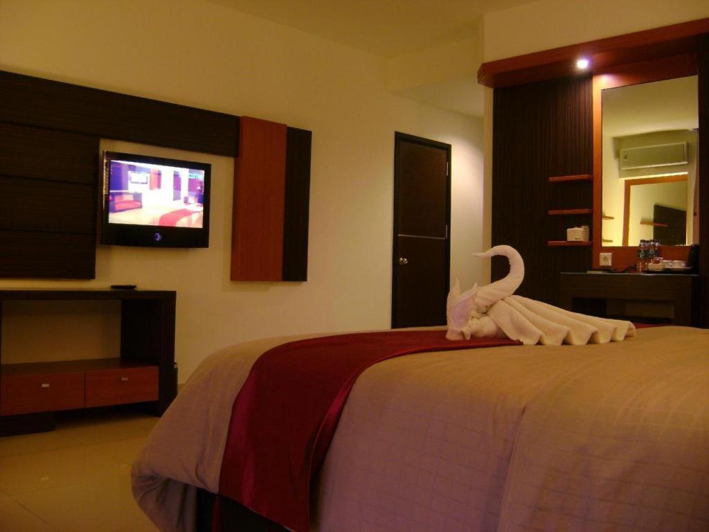 Travello Hotel Manado Exterior photo