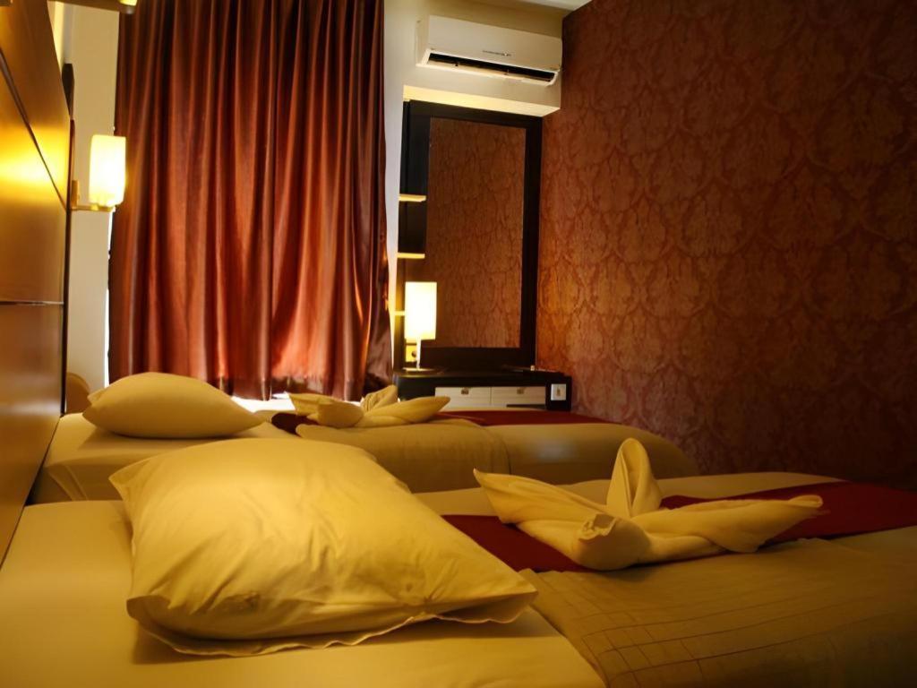 Travello Hotel Manado Exterior photo