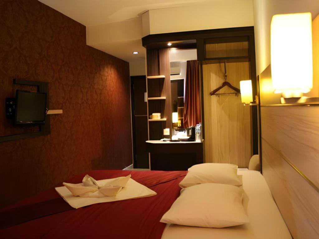 Travello Hotel Manado Exterior photo