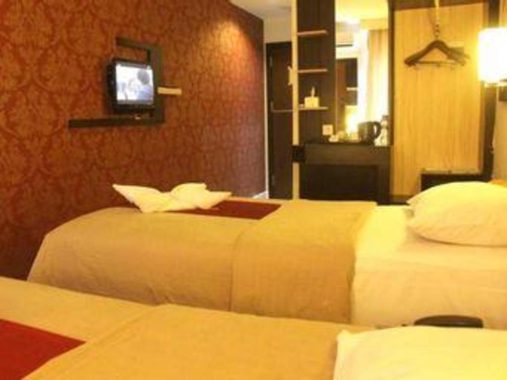Travello Hotel Manado Exterior photo